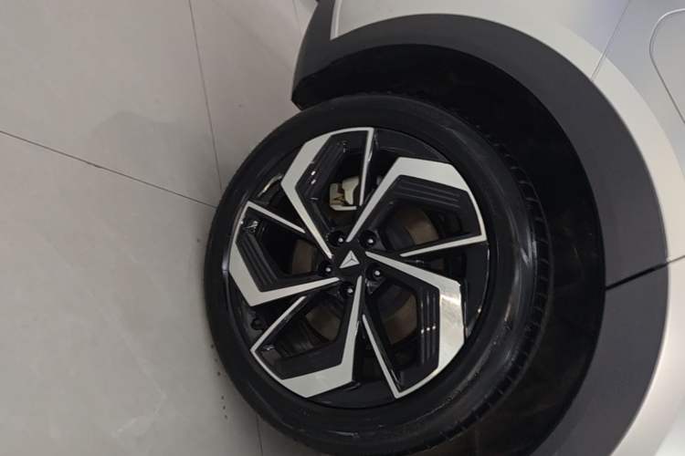 Used Deepal S07 2025 285Max Huawei Qiankun Intelligent Driving ADS SE Range-Extended Version Right Rear Wheel Hub