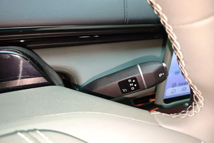 Used Deepal S07 2025 520Max Huawei Qiankun Intelligent Driving ADS SE Pure-Electric Version Gear Lever