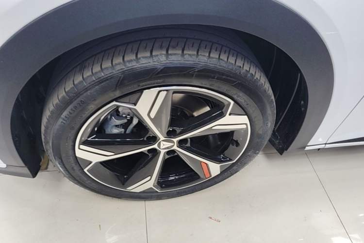 Used Deepal S07 2025 285Max Huawei Qiankun Intelligent Driving ADS SE Range-Extended Version Left Front Wheel Hub