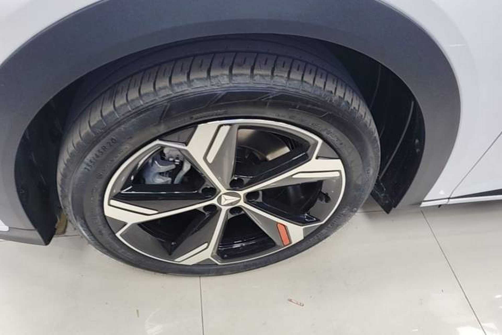 Used Deepal S07 2025 285Max Huawei Qiankun Intelligent Driving ADS SE Range-Extended Version Left Front Wheel Hub