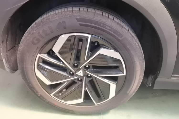 Used Deepal S07 2026 Model 630Max Huawei Qiankun ADS SE Edition Right Rear Wheel Hub