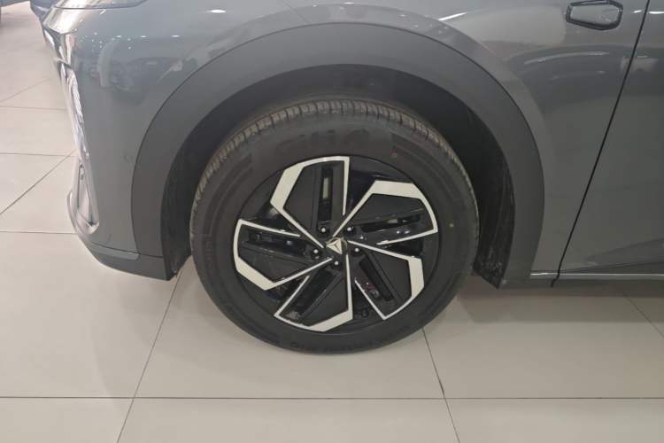 Used Deepal S07 2026 230Ultra with Huawei Qiankun ADS SE Edition Left Front Wheel Hub