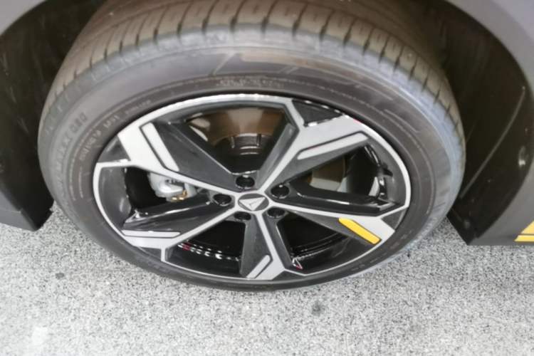 Used Deepal S07 2026 230Ultra with Huawei Qiankun ADS SE Edition Left Front Wheel Hub