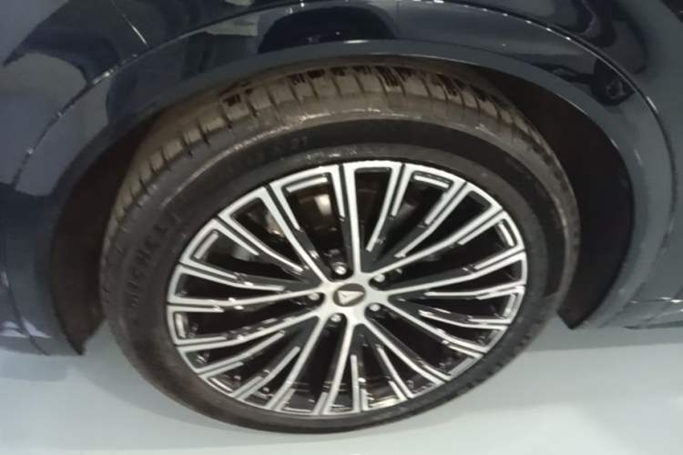 Used Deepal S09 2025 Four-Wheel Drive Ultra+ Custom Edition Left Front Wheel Hub