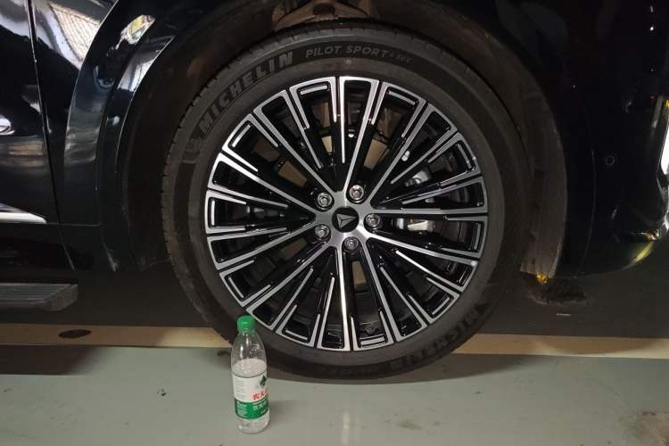 Used Deepal S09 2025 Model Four-Wheel Drive Ultra+ Customized Long-Range Version Right Front Wheel Hub