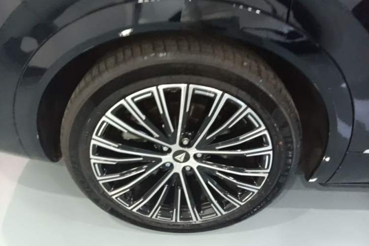Used Deepal S09 2025 Four-Wheel Drive Ultra+ Custom Edition Right Rear Wheel Hub