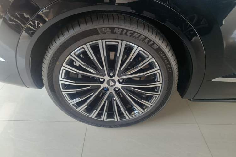 Used Deepal S09 2025 Model Rear-Wheel Drive Ultra+ Long-Range Version Right Rear Wheel Hub