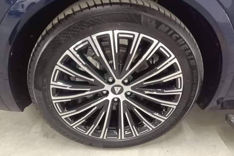 Used Deepal S09 2025 Four-Wheel Drive Ultra+ Custom Edition Left Front Wheel Hub