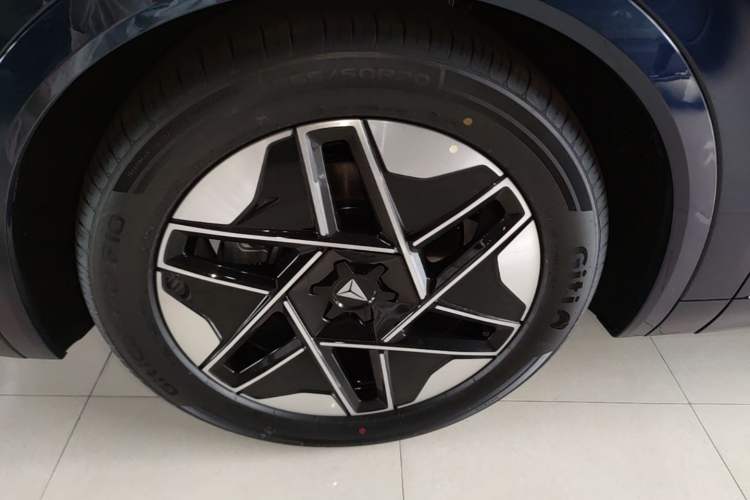 Used Deepal S09 2025 Model Rear-Wheel Drive Ultra+ Long-Range Version Left Front Wheel Hub