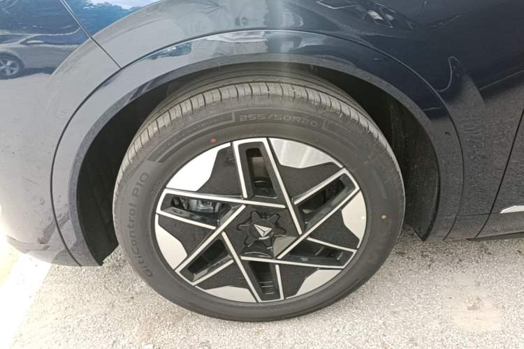 Used Deepal S09 2025 Model Rear-Wheel Drive Ultra+ Long-Range Version Left Front Wheel Hub