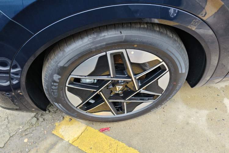 Used Deepal S09 2025 Model Rear-Wheel Drive Ultra+ Long-Range Version Left Front Wheel Hub