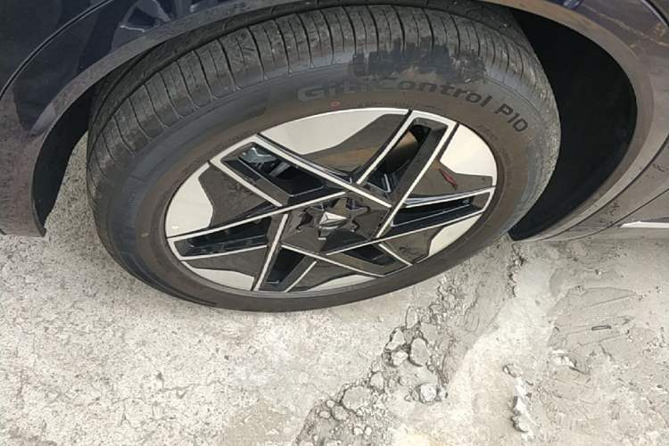 Used Deepal S09 2025 Model Rear-Wheel Drive Ultra+ Long-Range Version Left Front Wheel Hub