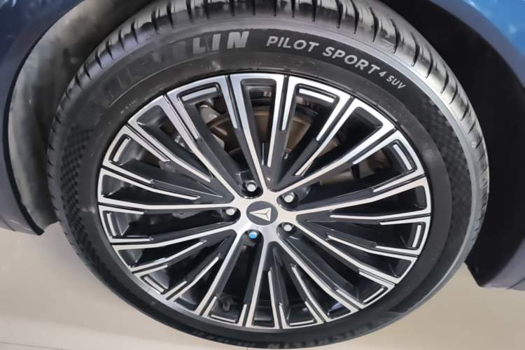 Used Deepal S09 2025 Four-Wheel Drive Ultra+ Custom Edition Left Front Wheel Hub