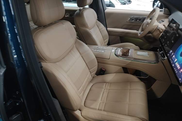 Used Deepal S09 2025 Rear-Drive Ultra+ Right Front Seat