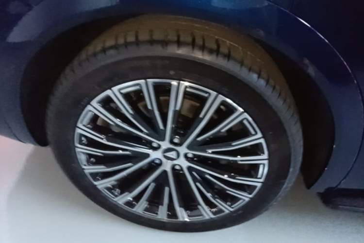 Used Deepal S09 2025 Rear-Drive Ultra+ Right Rear Wheel Hub