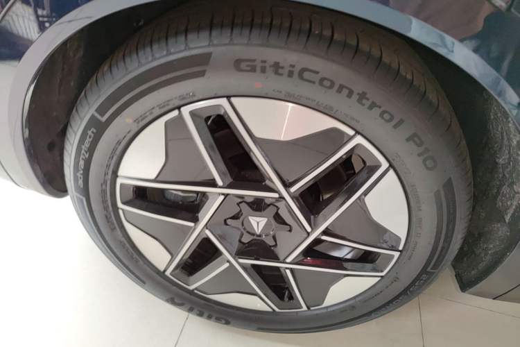 Used Deepal S09 2025 Model Rear-Wheel Drive Ultra+ Long-Range Version Right Rear Wheel Hub