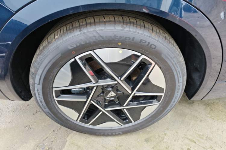 Used Deepal S09 2025 Model Rear-Wheel Drive Ultra+ Long-Range Version Right Rear Wheel Hub