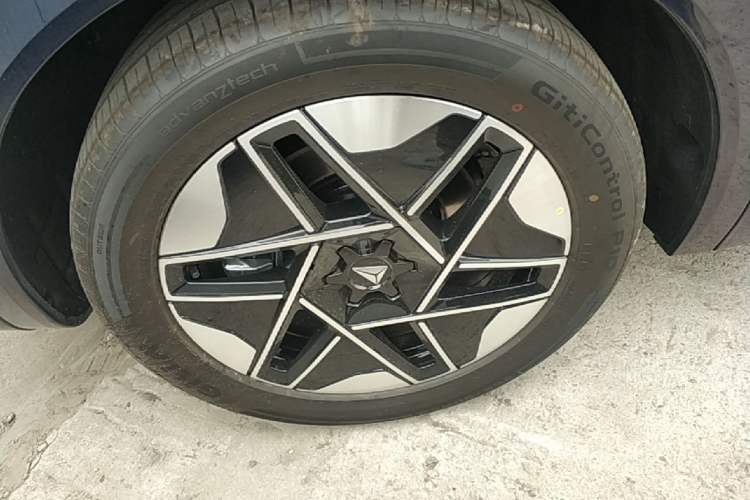 Used Deepal S09 2025 Model Rear-Wheel Drive Ultra+ Long-Range Version Right Rear Wheel Hub