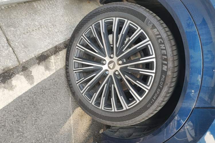 Used Deepal S09 2025 Rear-Drive Ultra+ Right Rear Wheel Hub