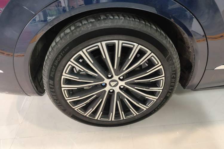 Used Deepal S09 2025 Rear-Drive Ultra+ Right Rear Wheel Hub