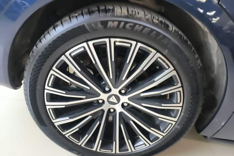 Used Deepal S09 2025 Four-Wheel Drive Ultra+ Custom Edition Right Rear Wheel Hub