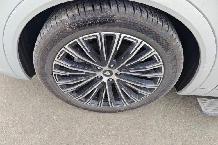 Used Deepal S09 2025 Four-Wheel Drive Ultra+ Custom Edition Exterior 4