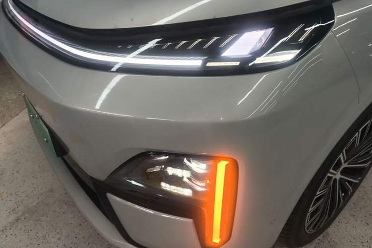 Used Deepal S09 2025 Four-Wheel Drive Ultra+ Custom Edition Left Front Headlight