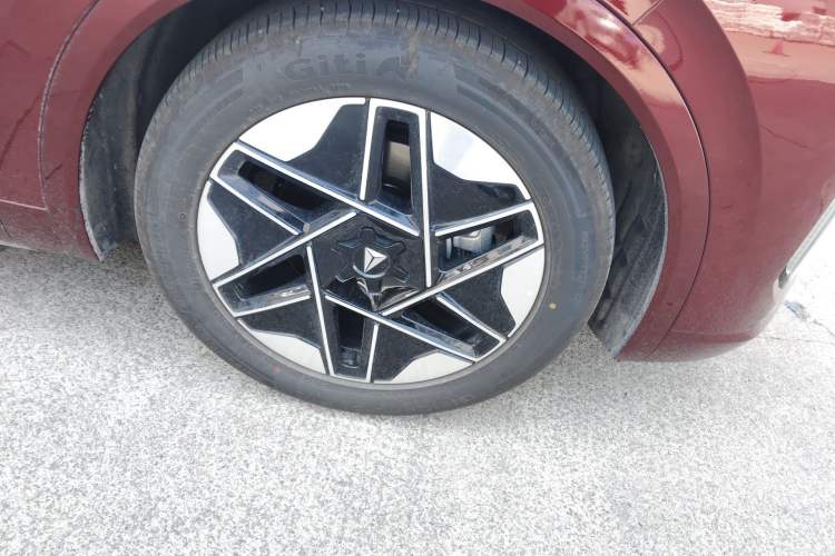 Used Deepal S09 2025 Model Rear-Wheel Drive Ultra+ Long-Range Version Right Front Wheel Hub