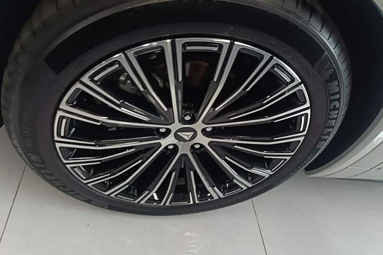 Used Deepal S09 2025 Rear-Drive Ultra+ Exterior 4