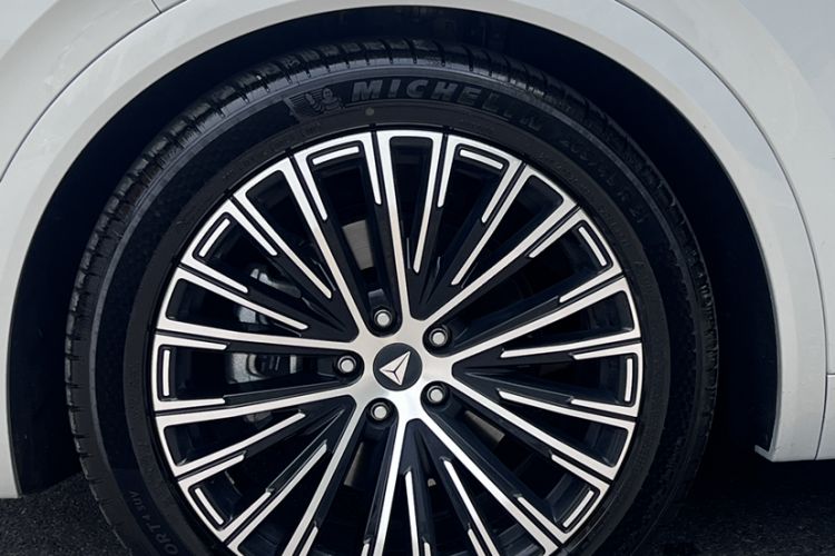 Used Deepal S09 2025 Four-Wheel Drive Ultra+ Custom Edition Exterior 4