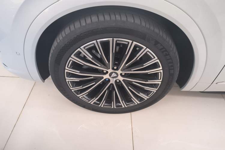 Used Deepal S09 2025 Four-Wheel Drive Ultra+ Custom Edition Left Front Wheel Hub