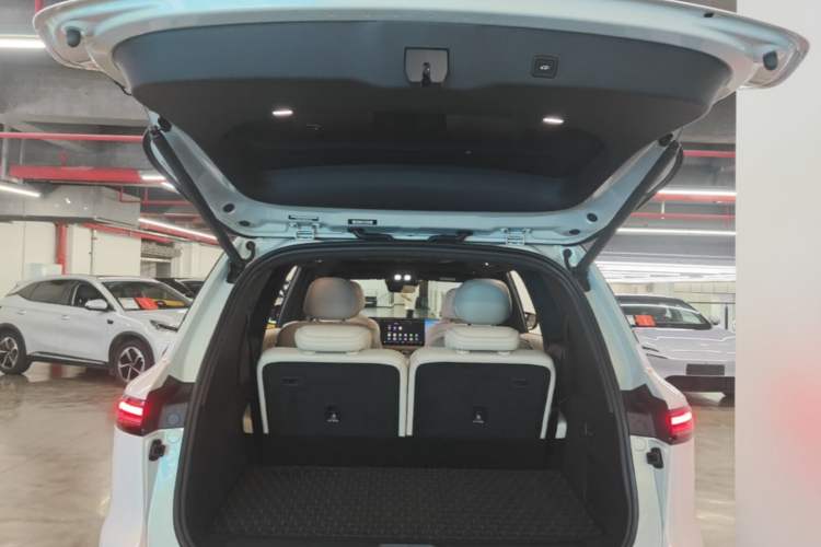 Used Deepal S09 2025 Four-Wheel Drive Ultra+ Custom Edition Trunk