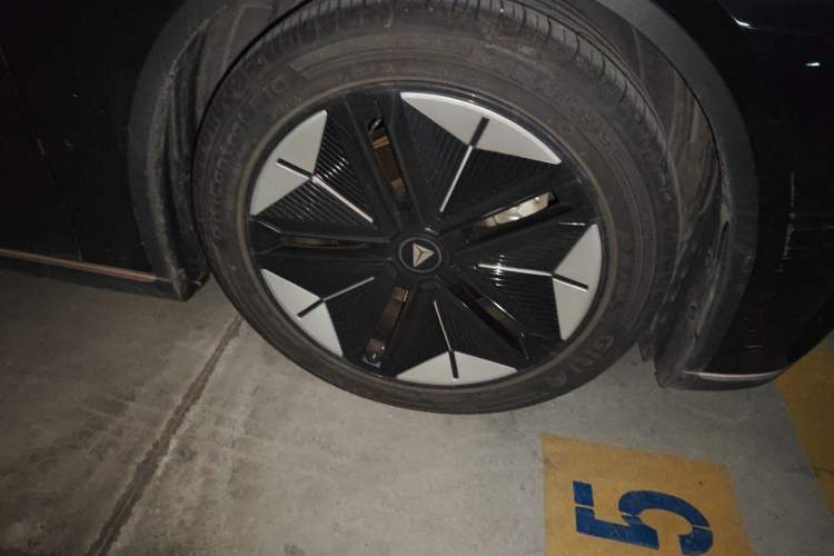 Used Deepal SL03 2022 1.5L 1200 Extended-Range Version Right Front Wheel Hub