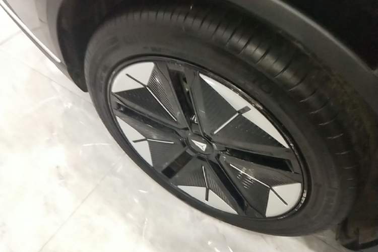 Used Deepal SL03 2022 1.5L 1200 Extended-Range Version Right Rear Wheel Hub