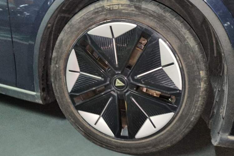 Used Deepal SL03 2022 1.5L 1200 Extended-Range Version Right Front Wheel Hub