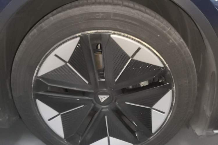Used Deepal SL03 2022 1.5L 1200 Extended-Range Version Right Front Wheel Hub