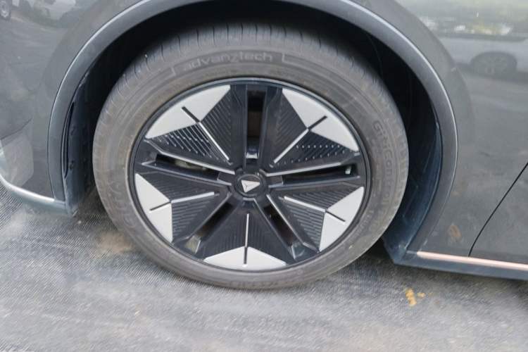 Used Deepal SL03 2022 1.5L 1200 Extended-Range Version Left Front Wheel Hub