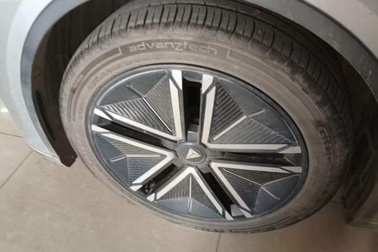 Used Deepal SL03 2022 1.5L 1200 Extended-Range Version Left Front Wheel Hub