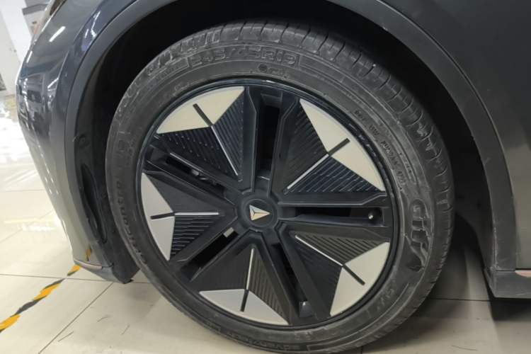 Used Deepal SL03 2022 515 Pure Electric Version Left Front Wheel Hub