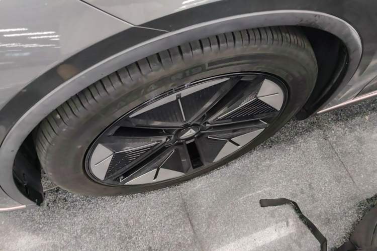 Used Deepal SL03 2022 515 Pure Electric Version Left Front Wheel Hub