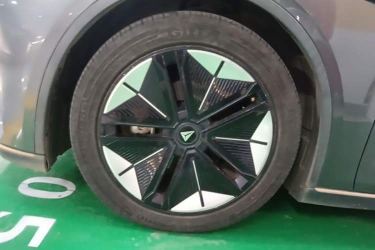 Used Deepal SL03 2022 1.5L 1200 Extended-Range Version Left Front Wheel Hub
