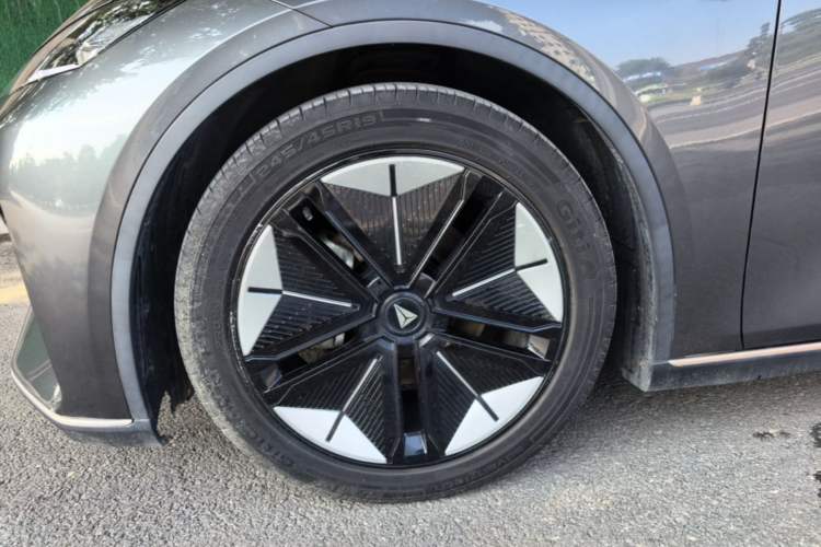 Used Deepal SL03 2022 1.5L 1200 Extended-Range Version Left Front Wheel Hub