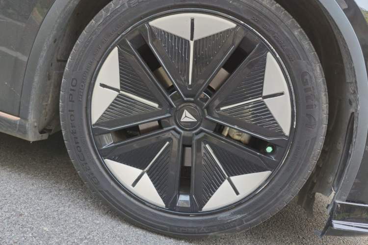 Used Deepal SL03 2022 1.5L 1200 Extended-Range Version Right Front Wheel Hub