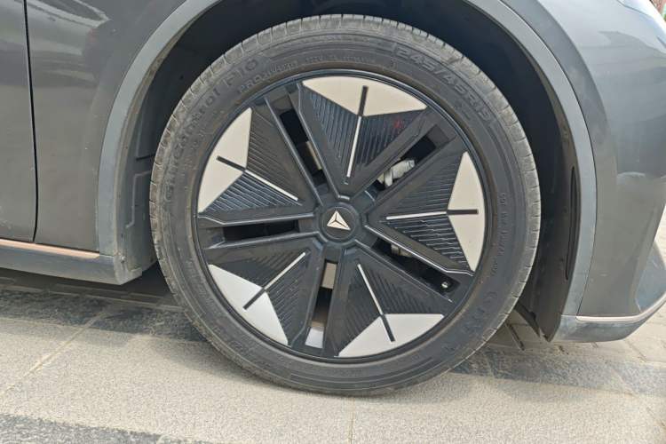 Used Deepal SL03 2022 1.5L 1200 Extended-Range Version Right Front Wheel Hub