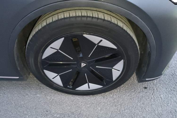 Used Deepal SL03 2022 515 Pure Electric Version Right Front Wheel Hub