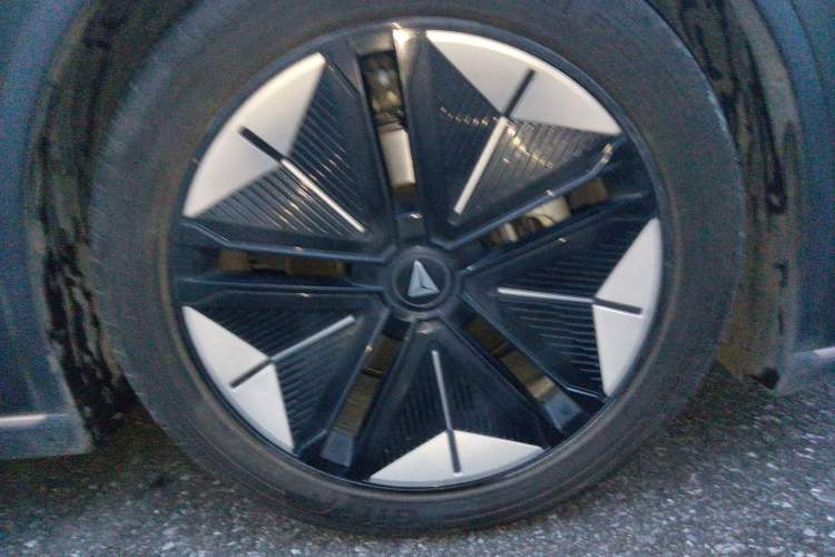 Used Deepal SL03 2022 1.5L 1200 Extended-Range Version Right Front Wheel Hub