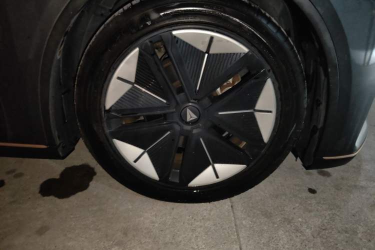 Used Deepal SL03 2022 1.5L 1200 Extended-Range Version Right Front Wheel Hub