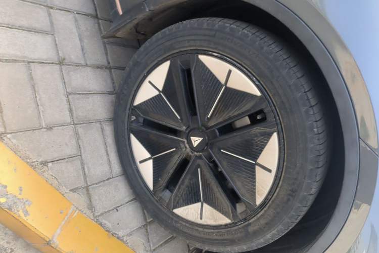 Used Deepal SL03 2022 1.5L 1200 Extended-Range Version Right Front Wheel Hub