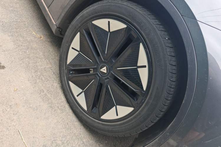 Used Deepal SL03 2022 1.5L 1200 Extended-Range Version Right Front Wheel Hub