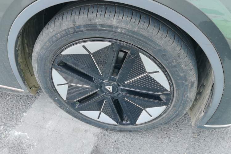 Used Deepal SL03 2022 515 Pure Electric Version Right Front Wheel Hub